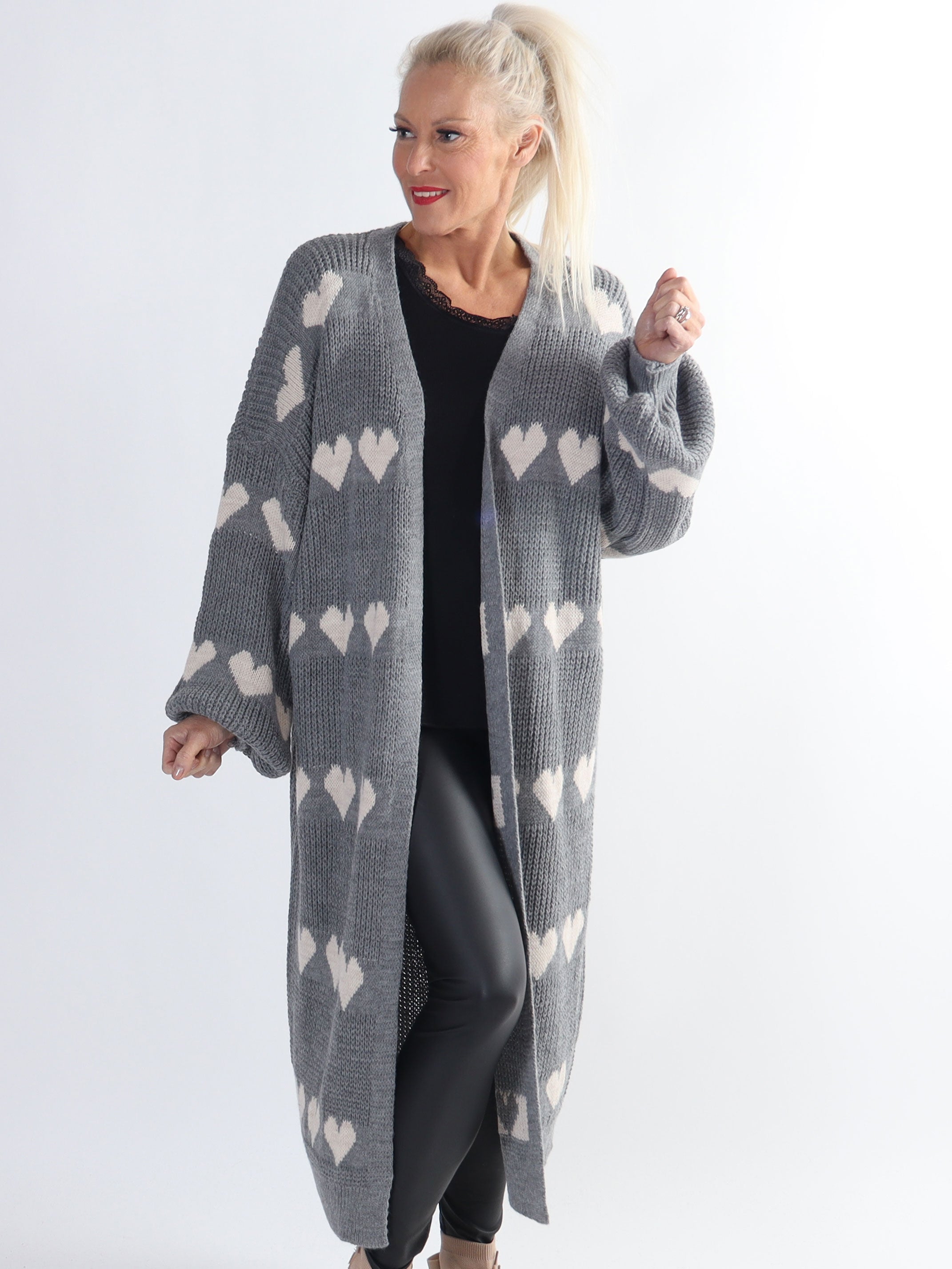 Grace - Stickad kofta med hjärtan och ballongärmar i plus size-modell